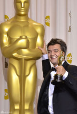 高清组图：奥斯卡后台获奖众星举金人光彩照人