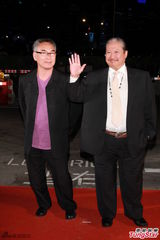 组图：洪金宝走红毯 西装亮相显霸气