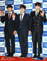 组图：少女时代等众星亮相2012梦想演唱会红毯