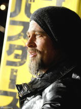 高清组图：布拉德-皮特现身东京 亲切笑容威力大