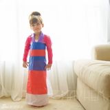 组图：四岁萌娃时装秀 与妈妈DIY纸质礼服超赞