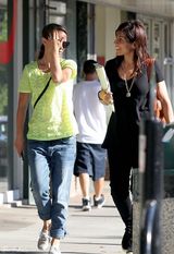 组图：波特曼着装朴素逛街 订婚戒指最闪亮