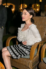 组图：周迅羽毛蕾丝连衣裙亮相卡尔全球大秀