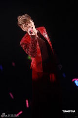 幻灯图：张敬轩红馆开唱 方大同现身担任嘉宾