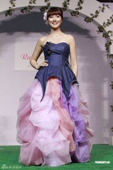 组图：李亚男婚纱展性感秀长腿美背