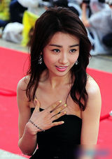 组图：朴河宣抹胸纱裙露香肩 美腿若隐若现