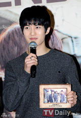 组图：韩团CNBLUE开签名会 郑容和金发引关注