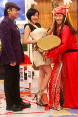 幻灯图：《康熙来了》蔡康永紧搂小S开心“领奖” 