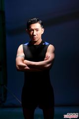 组图：杜汶泽赤裸上身拍广告 大秀诱人胸肌