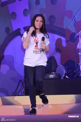 组图：李克勤郑欣宜开唱 鼓励年青人追梦