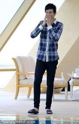 组图：孙杨东方卫视春晚宣传片“救美”