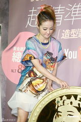 组图：蔡依林MV掀模仿热潮 混血宝宝现身