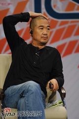 高清组图：美国导演昨向“康熙”张国立下跪致敬