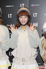 组图：韩女团CRAYON POP访港 大肆购物开心