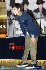 组图：韩国组合神话两人一组3地办签名会谢粉丝