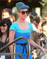 组图：凯蒂佩里蓝发爆乳似芭比 斗鸡眼表情鬼马