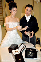 幻灯图集：陈慧琳低胸白色礼服拍广告 浪漫唯美