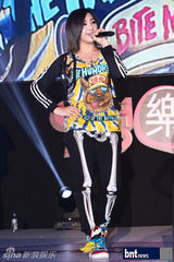 组图：韩女团2NE1出演节目《热情乐书》