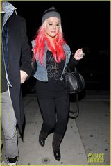 组图：克里斯汀娜火焰红发 牵男友幸福甜笑