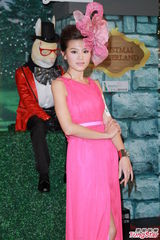 组图：周秀娜亮相圣诞活动 自曝抛男友与父母团圆