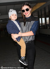 组图：米兰达现身机场 爱子对镜头抛媚眼