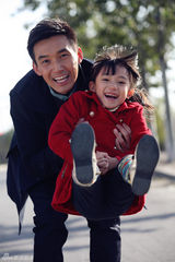 组图：《老有所依》张铎陪女儿玩耍 为爱过把瘾