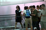 组图：刘晓庆婚后首次亮相 现身机场似空姐被堵