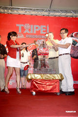 组图：张惠妹超短热裙出席美食展 大玩喂食