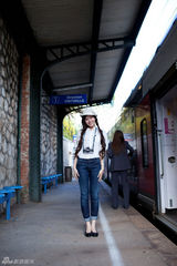 组图：温心欧洲街拍 俏皮可爱淡雅怡人