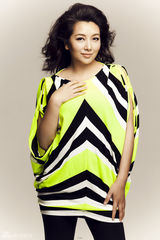 组图：江珊时尚写真散发知性气质