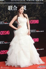 组图：金泰熙赴沪站台似公主 金秀贤正装笔挺