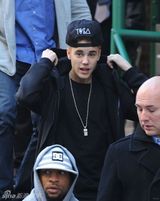 组图：比伯出席内衣秀彩排 黑衣休闲装显潮味