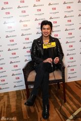 组图：新浪娱乐明星街拍盛典对话陈柏霖