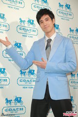 组图：王力宏西装亮相代言阳光俊朗