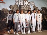 幻灯图：组合SHINee写真集发布会 成员帅气出席