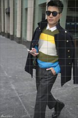 组图：李晨浩纽约街拍洋溢无敌青春气息