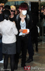 组图：JYJ三子赴日排练亮相机场墨镜酷帅遮面