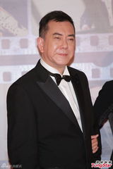 组图：黄秋生亮相金像红毯 表情严肃显霸气