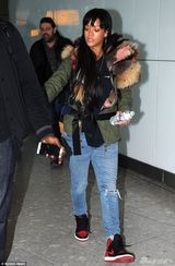 组图：蕾哈娜与超级奶爸合影 小家伙黑脸耍大牌