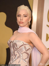 组图：奥斯卡红毯秀 Lady Gaga紧致裙装亮相