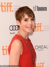 组图：盖尔红裙撑《一线牵》甜蜜笑容走红毯