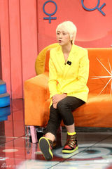 幻灯图：师洋黄色休闲西装亮相 脱口秀节目中耍宝