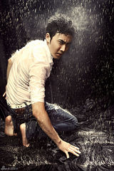 组图：《隋唐英雄》张睿黑炫冷酷雨中湿身