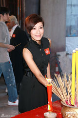 组图：杨怡出席新剧开机仪式 笑言不介意整容传言