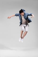 组图：王学兵最新写真曝光 格子控小清新