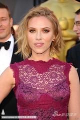 组图：斯嘉丽-约翰逊红毯秀 镂空蕾丝长裙典雅大方 