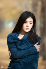 组图：周显欣秋日写真温暖依旧