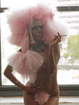 组图：GaGa新单封面化身小丑 科学怪人性感全裸