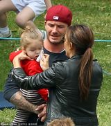 组图：小贝参加运动会当全能奶爸 辣妹秀长腿