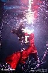 组图：潘霜霜化身水中精灵 渲染烈红色祝福爱情